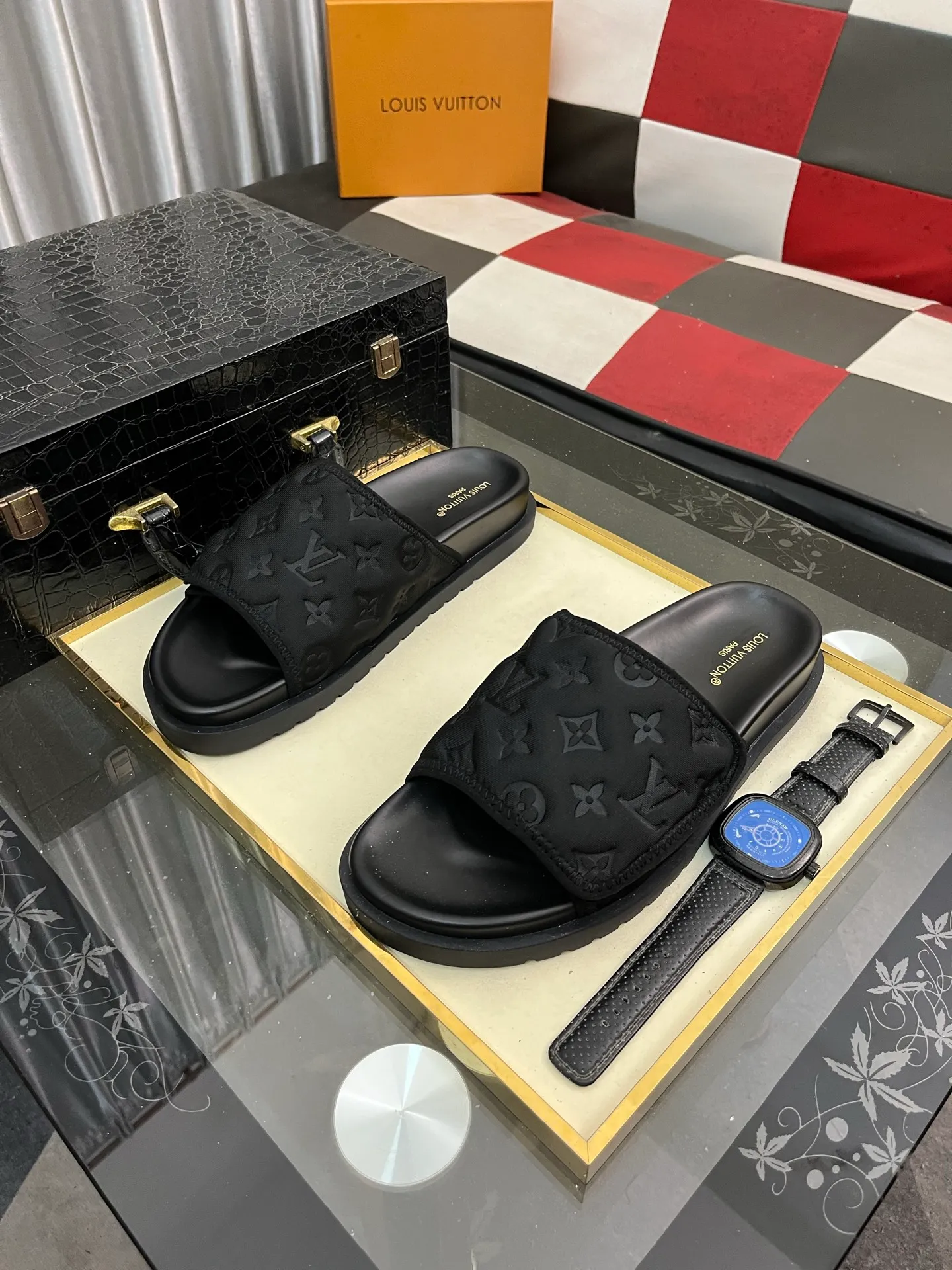 Men's men's shoes💰320⌚️⌚️[Louis Vuitton LV slippers] (high-end cowhide) counter 1:1 fashion style summer must-have! The designer used LV’s iconic outsole. The original simple slippers instantly become fashionable! The upper is made of flexible special cowhide leather straps alternately, and the workmanship is exquisite! A must-have for stylish men in summer, size 38-44